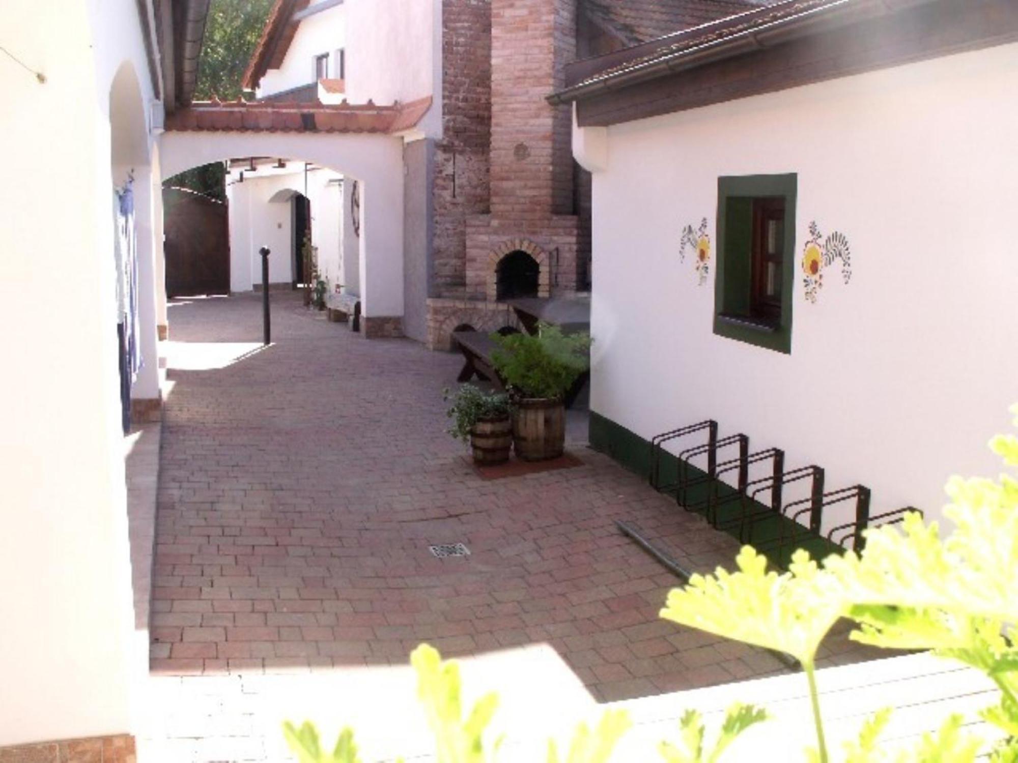 Pension Cerny Jezdec Lednice Bagian luar foto