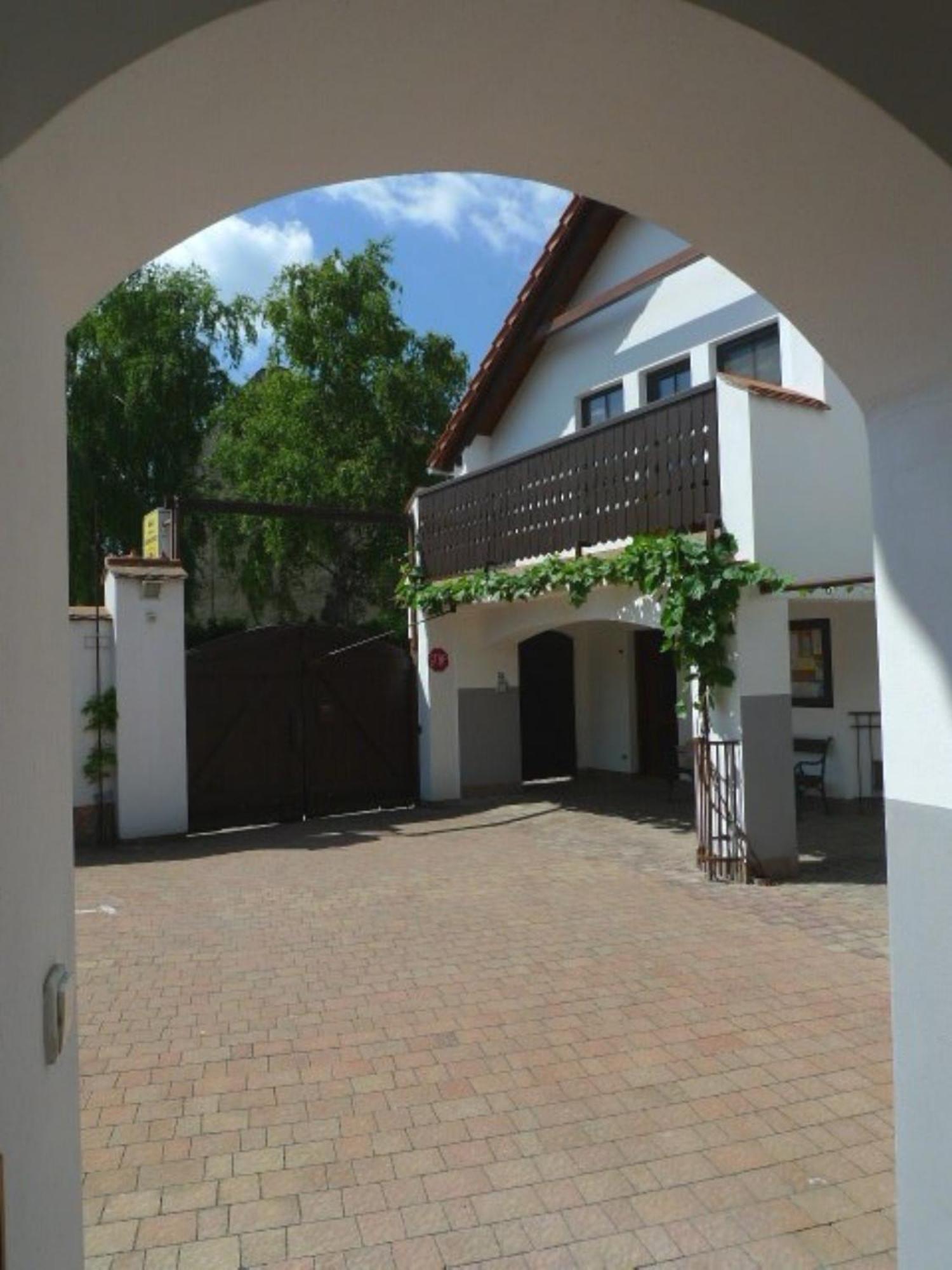 Pension Cerny Jezdec Lednice Bagian luar foto
