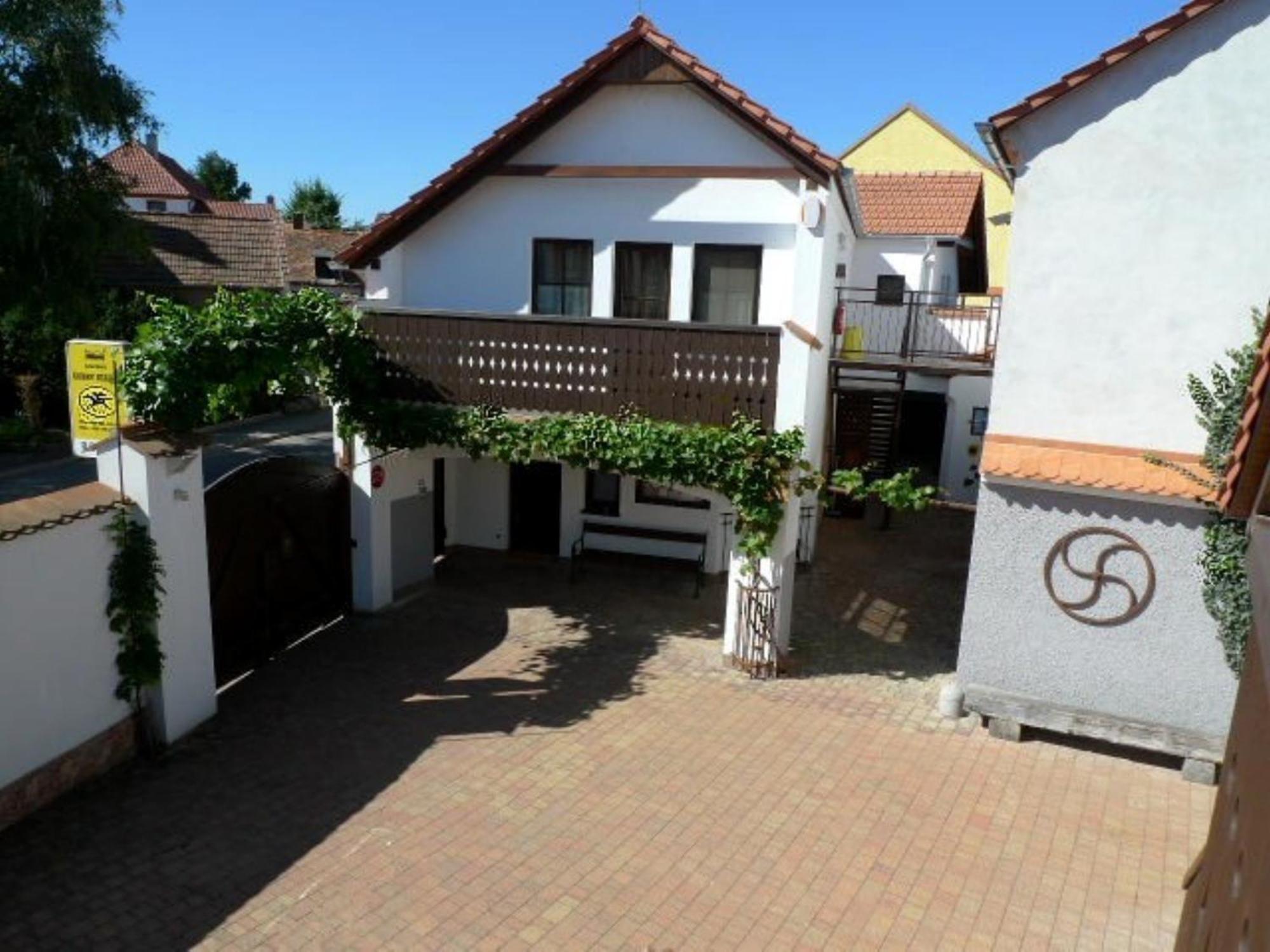 Pension Cerny Jezdec Lednice Bagian luar foto