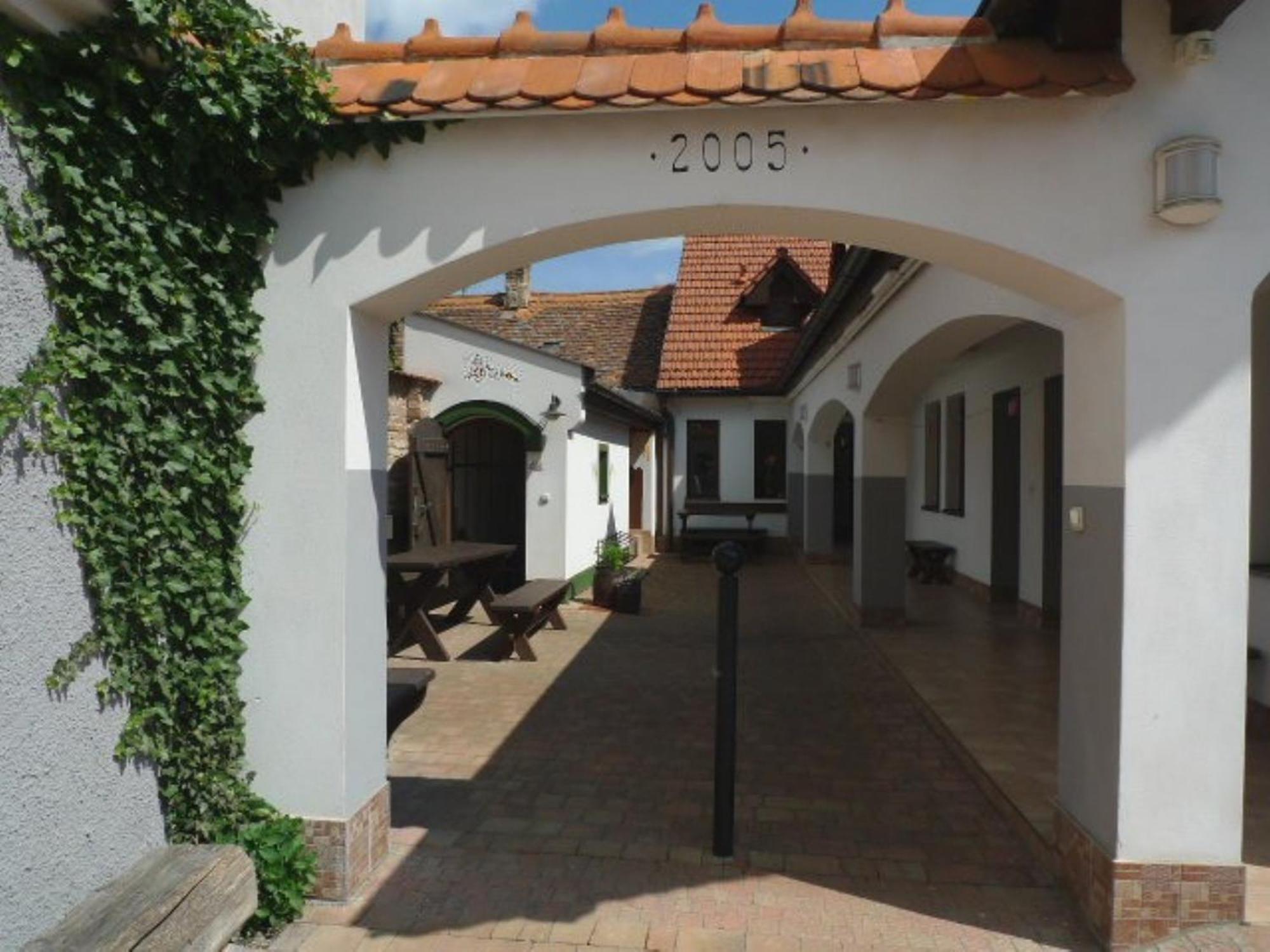 Pension Cerny Jezdec Lednice Bagian luar foto