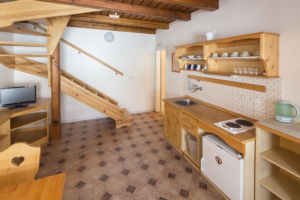 Pension Cerny Jezdec Lednice Bagian luar foto